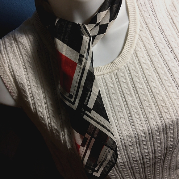 ...Im selling a  Scarf - Picture 1 of 4